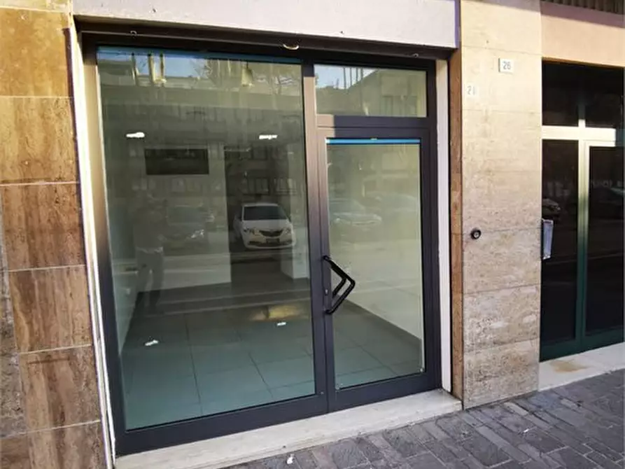 Immagine 9 di Negozio in vendita  a Pescara