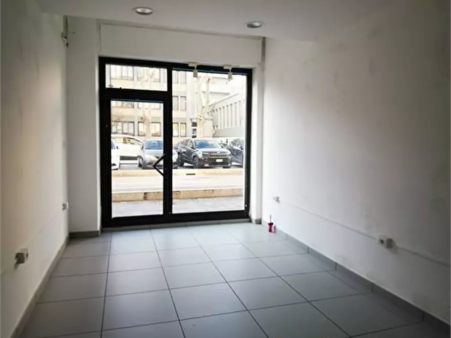 Immagine 3 di Negozio in vendita  a Pescara