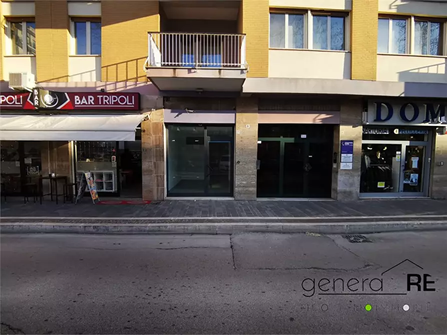 Immagine 10 di Negozio in vendita  a Pescara