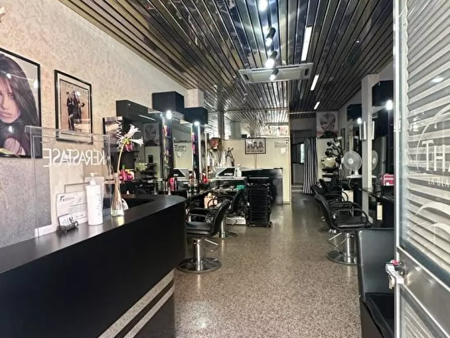 Immagine 4 di Negozio in vendita  a Melito Di Porto Salvo