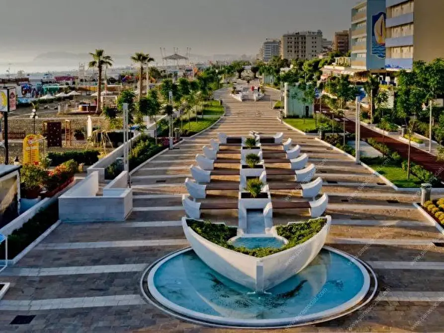 Immagine 2 di Negozio in vendita  a Riccione