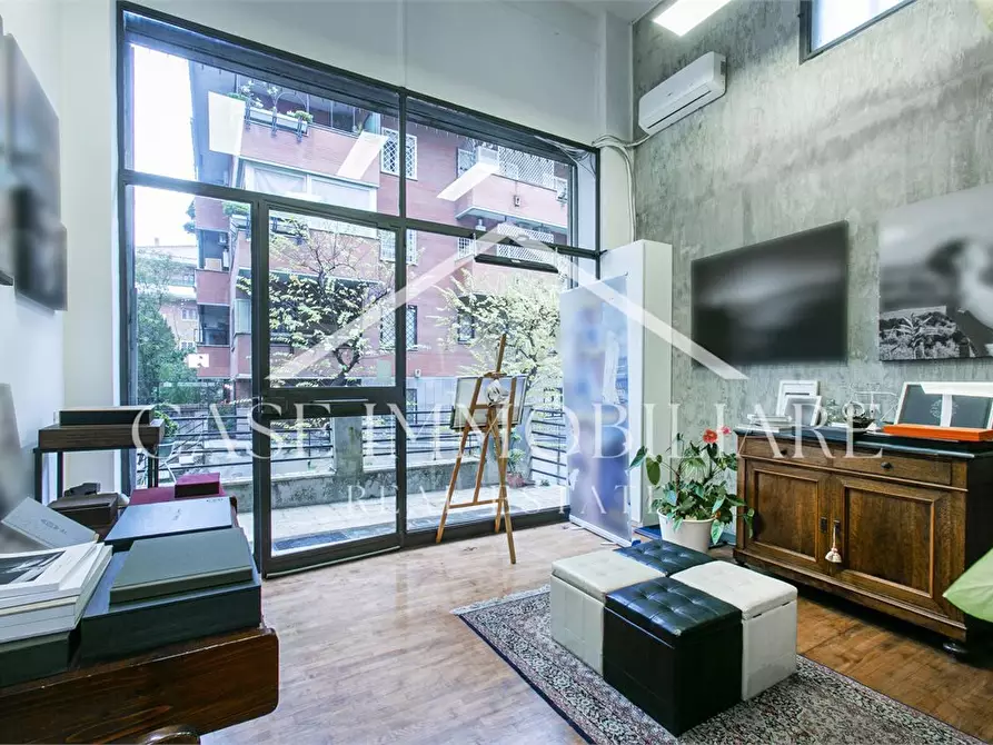 Immagine 1 di Negozio in vendita  a Roma