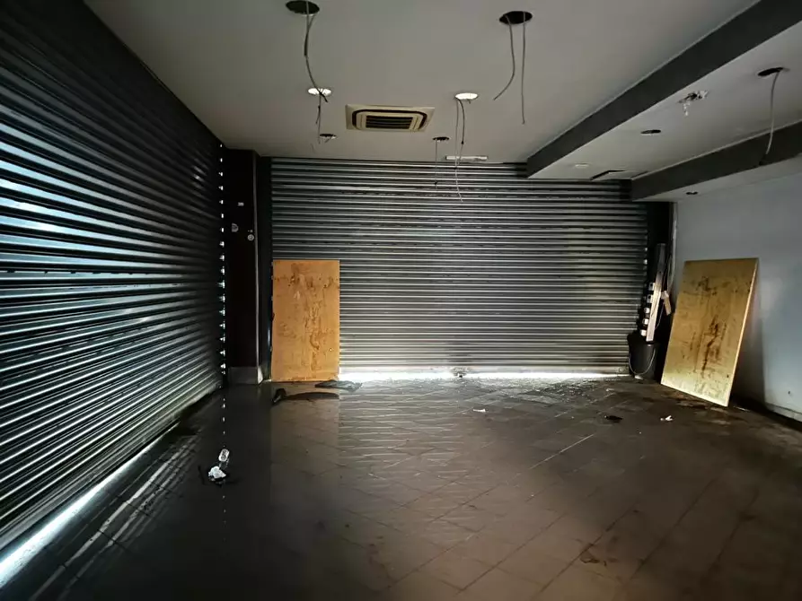 Immagine 5 di Negozio in vendita  a Roma