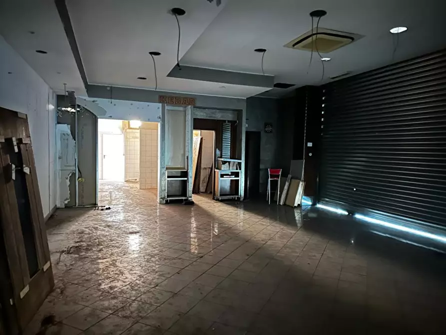 Immagine 4 di Negozio in vendita  a Roma