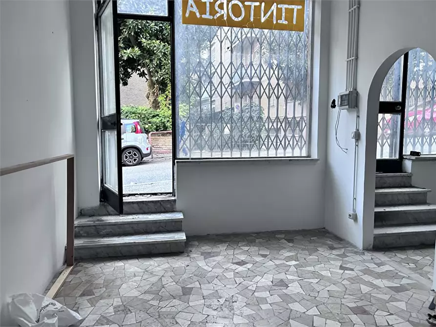 Immagine 1 di Negozio in vendita  a Roma