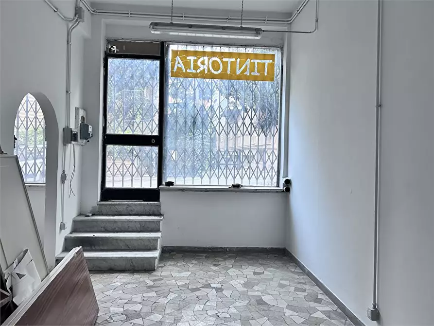 Immagine 6 di Negozio in vendita  a Roma