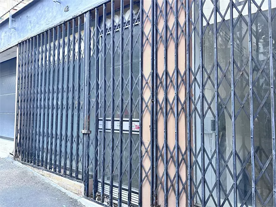 Immagine 7 di Negozio in vendita  a Roma