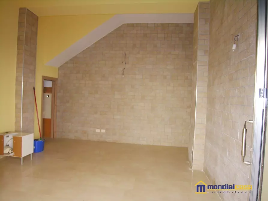 Immagine 2 di Negozio in vendita  a Pachino