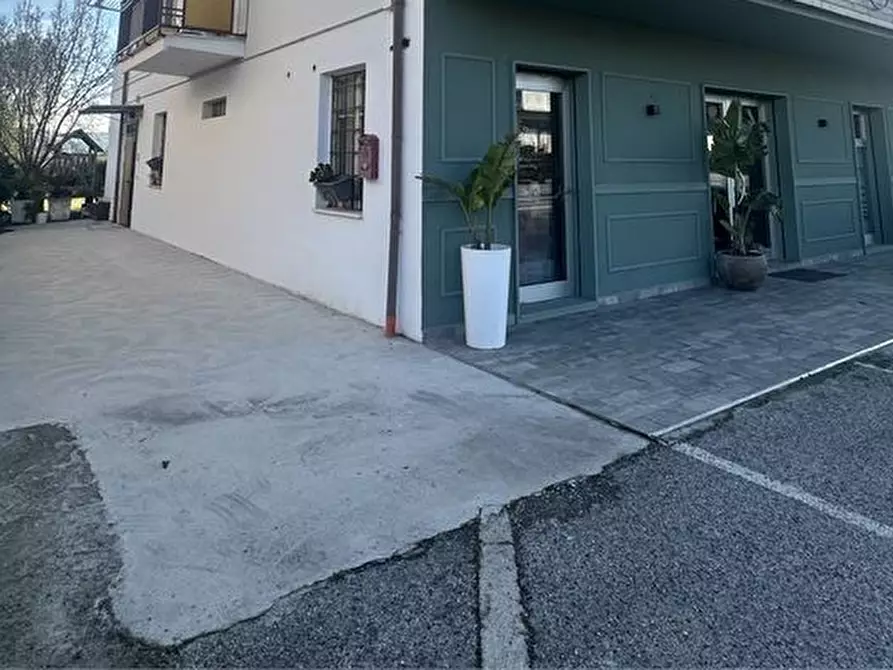 Immagine 9 di Negozio in vendita  a Castellalto