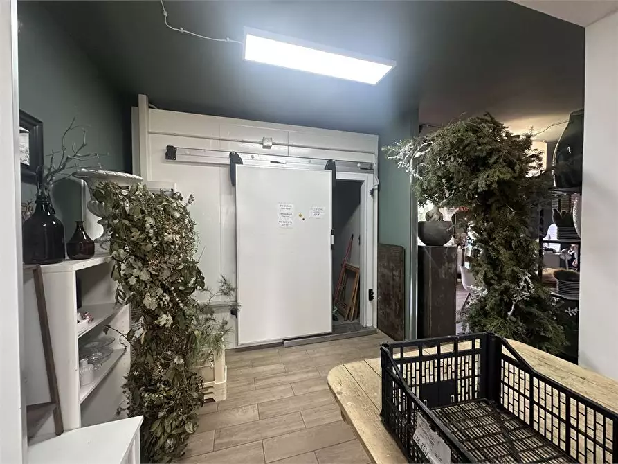 Immagine 5 di Negozio in vendita  a Castellalto