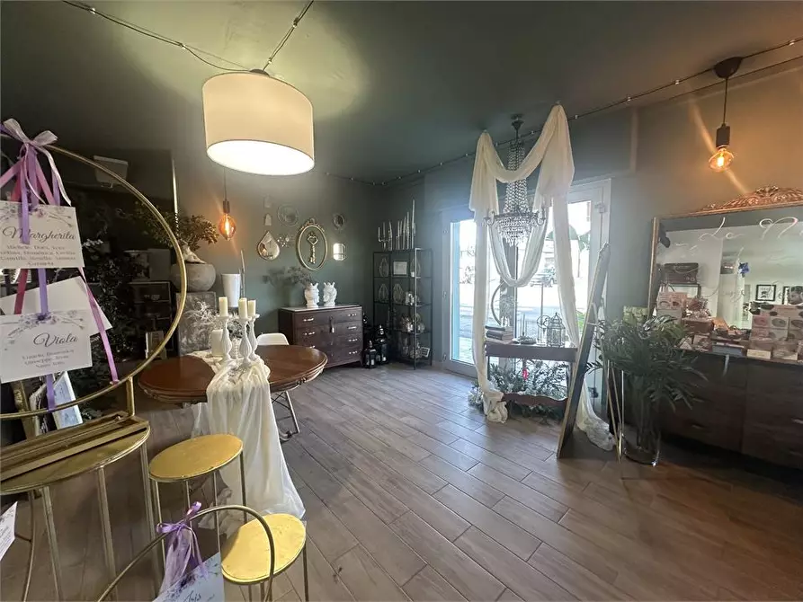 Immagine 4 di Negozio in vendita  a Castellalto