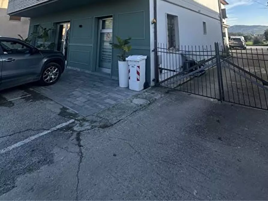 Immagine 8 di Negozio in vendita  a Castellalto