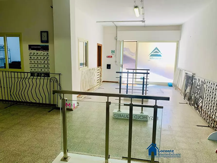 Immagine 2 di Negozio in vendita  a Capurso