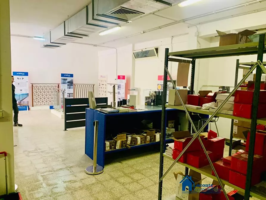 Immagine 8 di Negozio in vendita  a Capurso