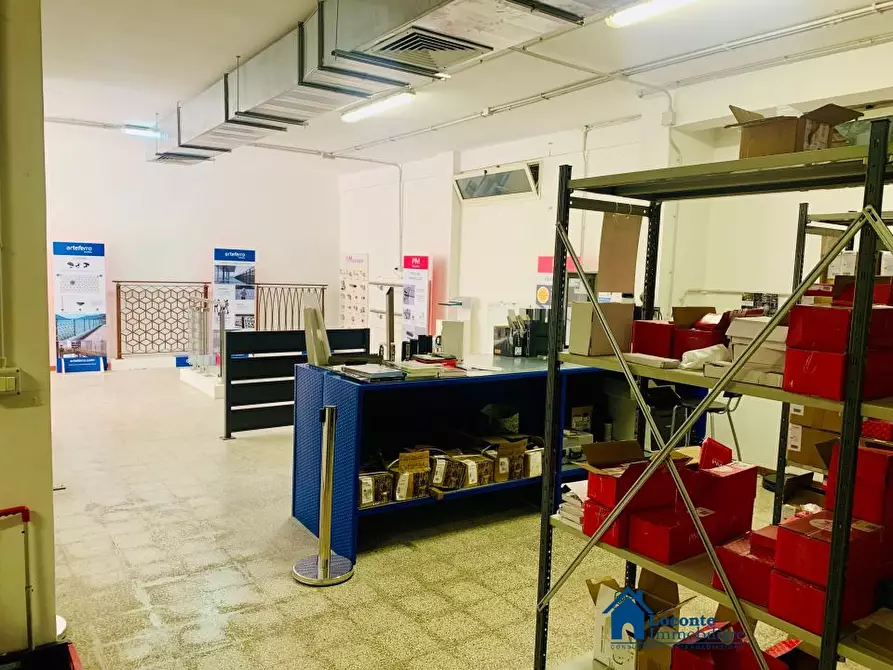 Immagine 5 di Negozio in vendita  a Capurso