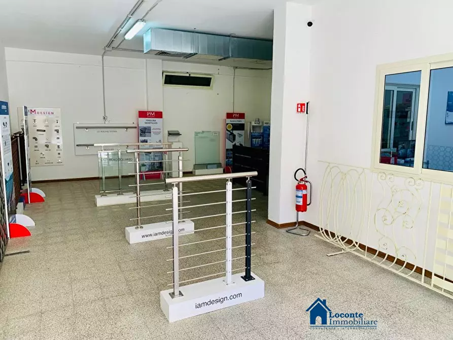 Immagine 9 di Negozio in vendita  a Capurso