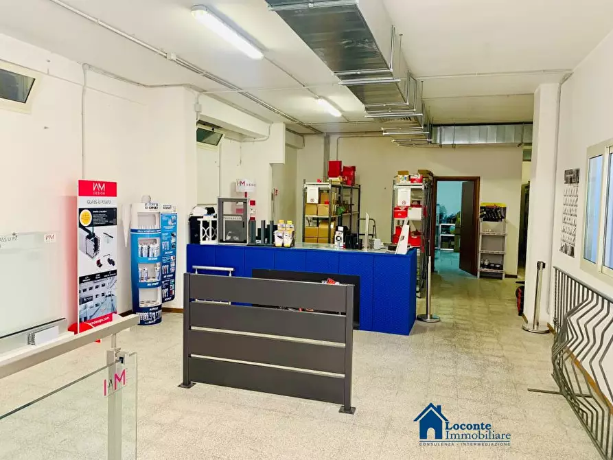 Immagine 6 di Negozio in vendita  a Capurso