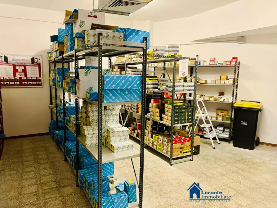 Immagine 4 di Negozio in vendita  a Capurso