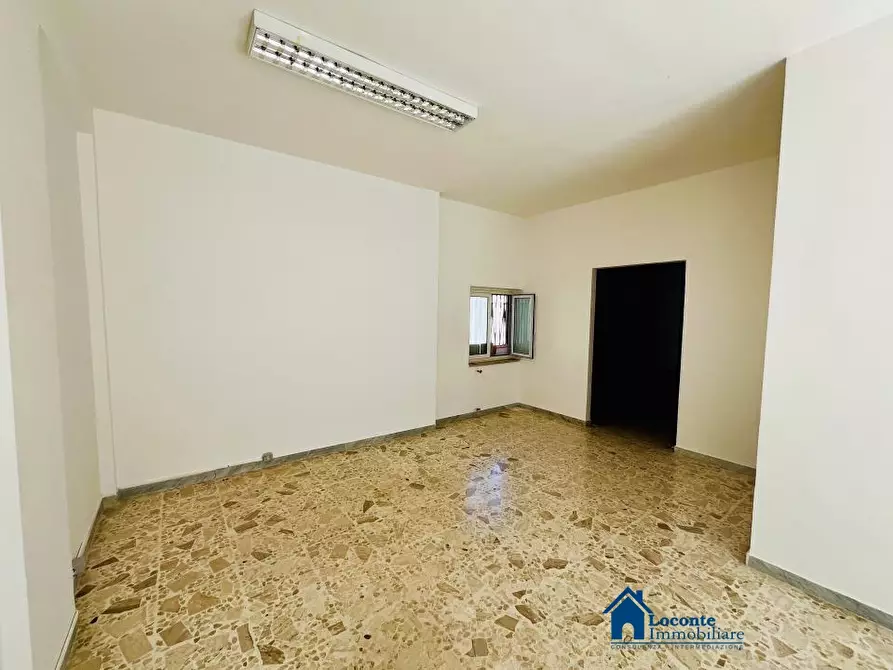 Immagine 5 di Negozio in vendita  a Capurso