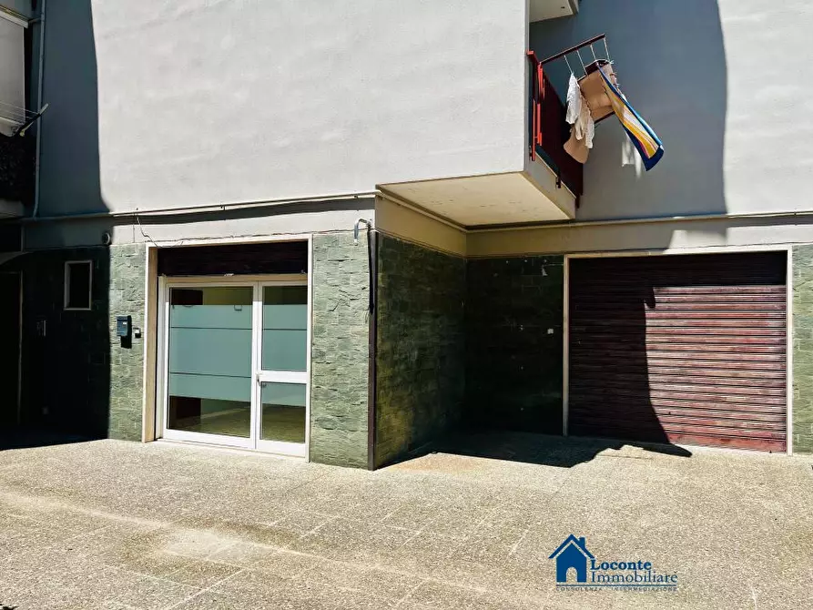 Immagine 1 di Negozio in vendita  a Capurso