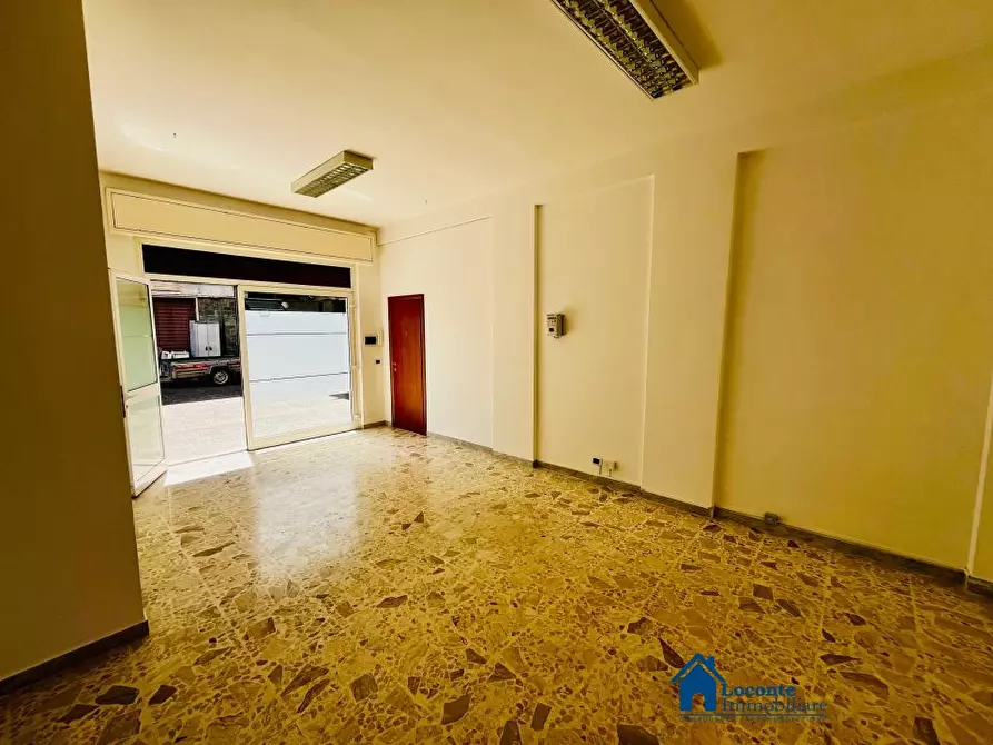 Immagine 6 di Negozio in vendita  a Capurso