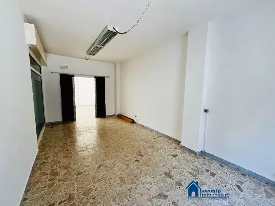 Immagine 2 di Negozio in vendita  a Capurso