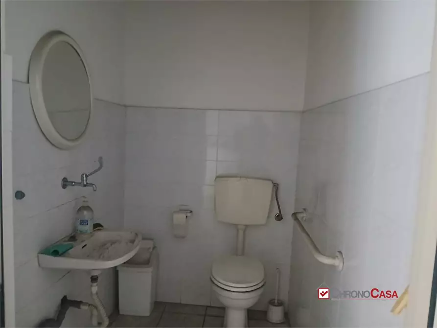 Immagine 4 di Negozio in vendita  a Messina