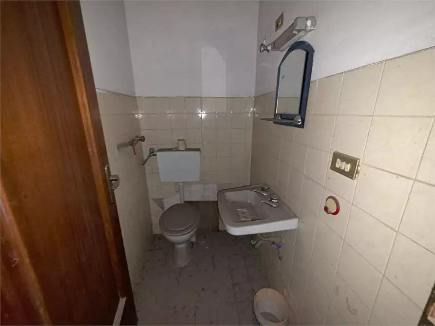 Immagine 4 di Negozio in vendita  13 a Casoria