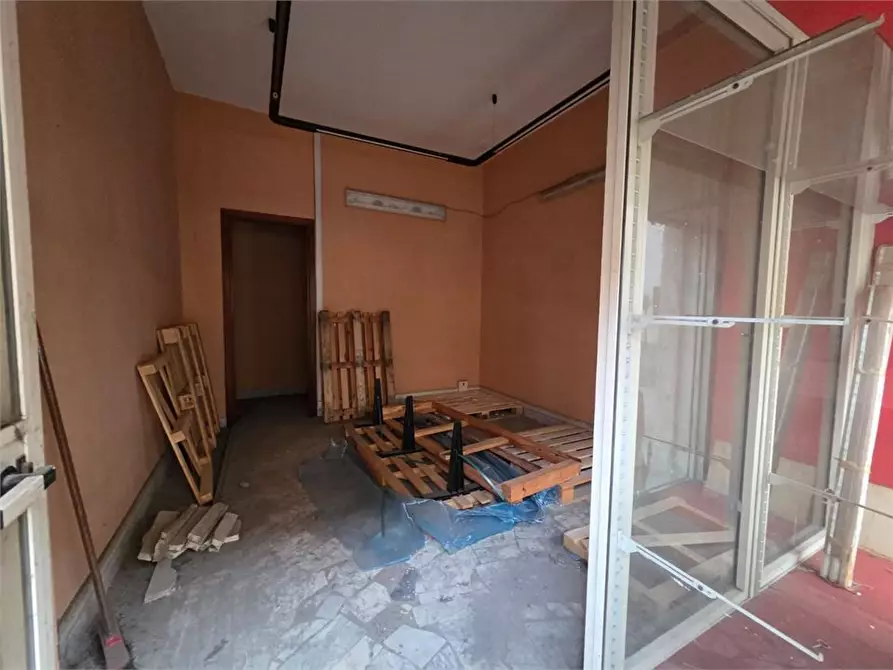 Immagine 1 di Negozio in vendita  13 a Casoria