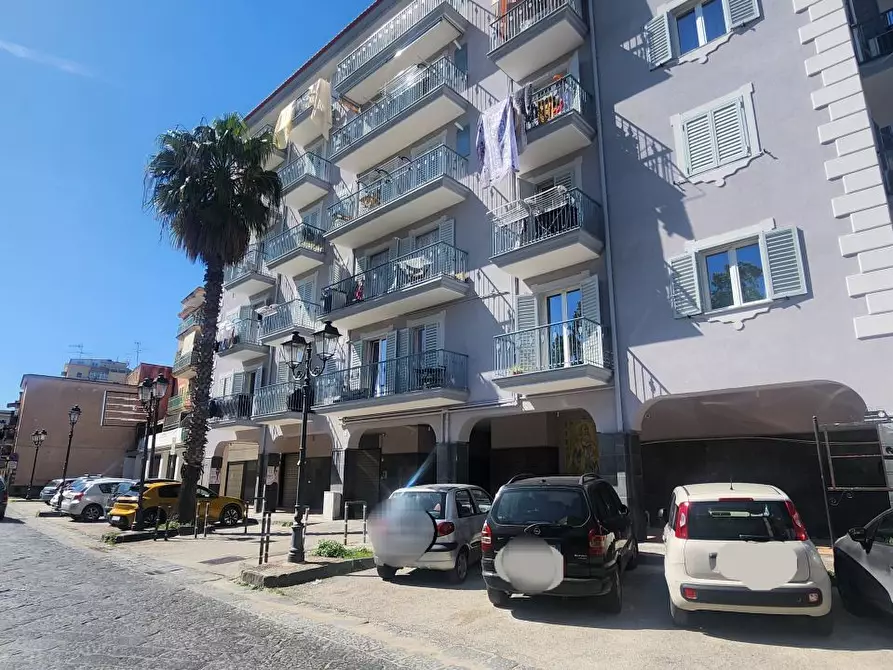 Immagine 2 di Negozio in vendita  16 a Casoria