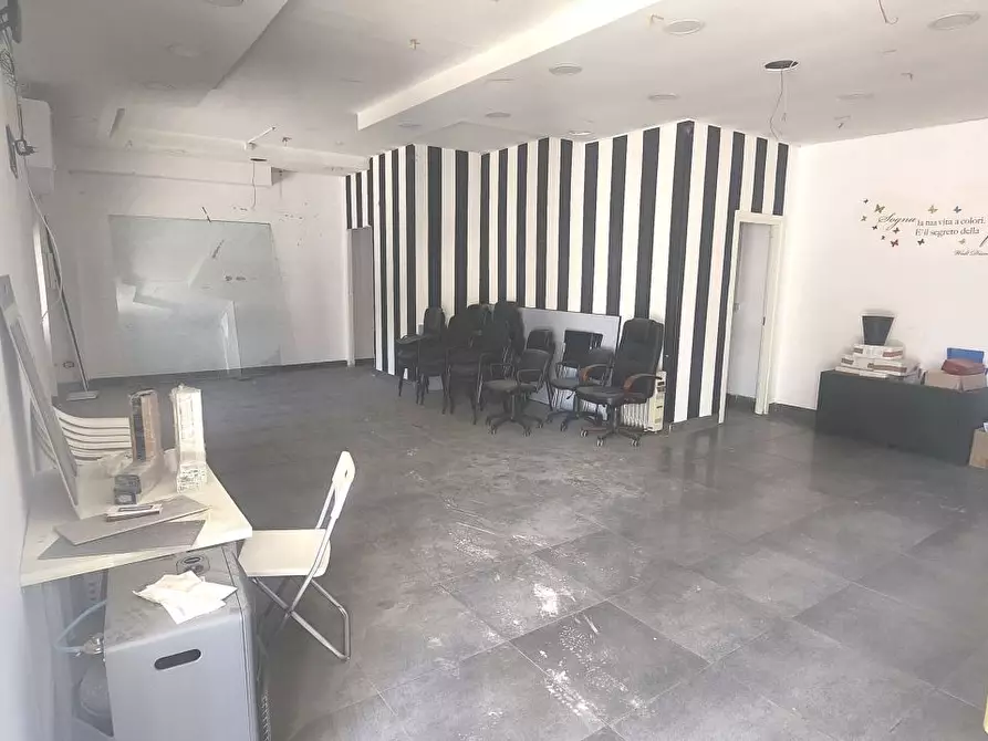 Immagine 9 di Negozio in vendita  16 a Casoria