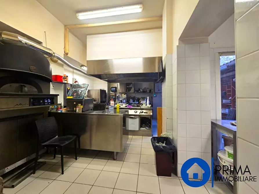 Immagine 10 di Negozio in vendita  a Terni