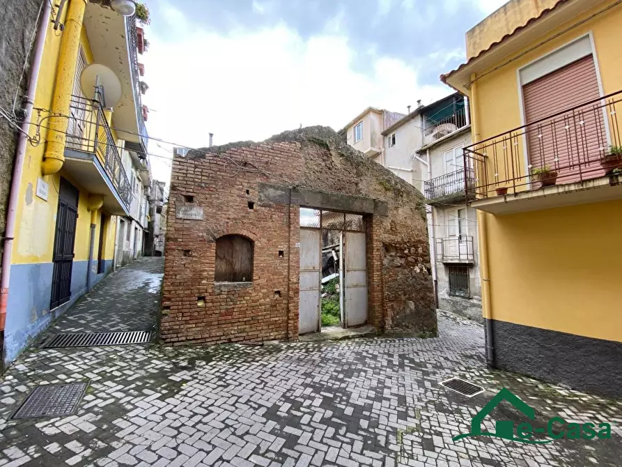 Immagine 1 di Magazzino in vendita  a San Pier Niceto