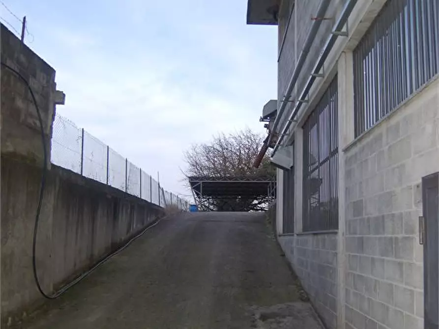 Immagine 2 di Magazzino in vendita  15 a Roletto