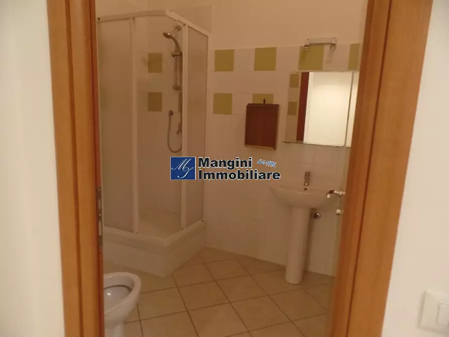 Immagine 9 di Magazzino in vendita  a Livorno