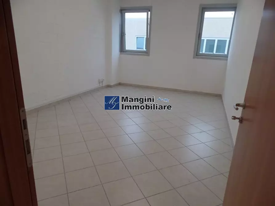 Immagine 5 di Magazzino in vendita  a Livorno