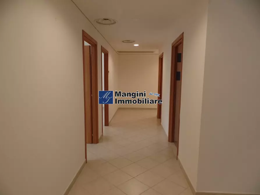 Immagine 1 di Magazzino in vendita  a Livorno