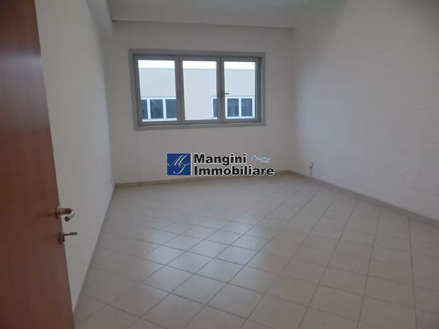 Immagine 3 di Magazzino in vendita  a Livorno
