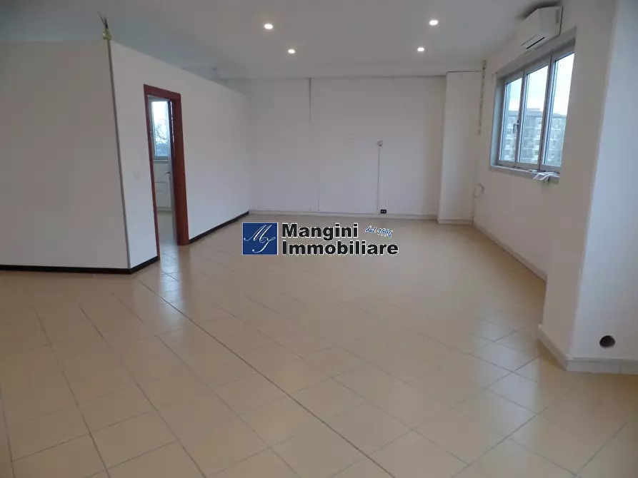 Immagine 7 di Magazzino in vendita  a Livorno