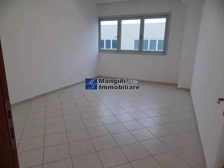 Immagine 4 di Magazzino in vendita  a Livorno