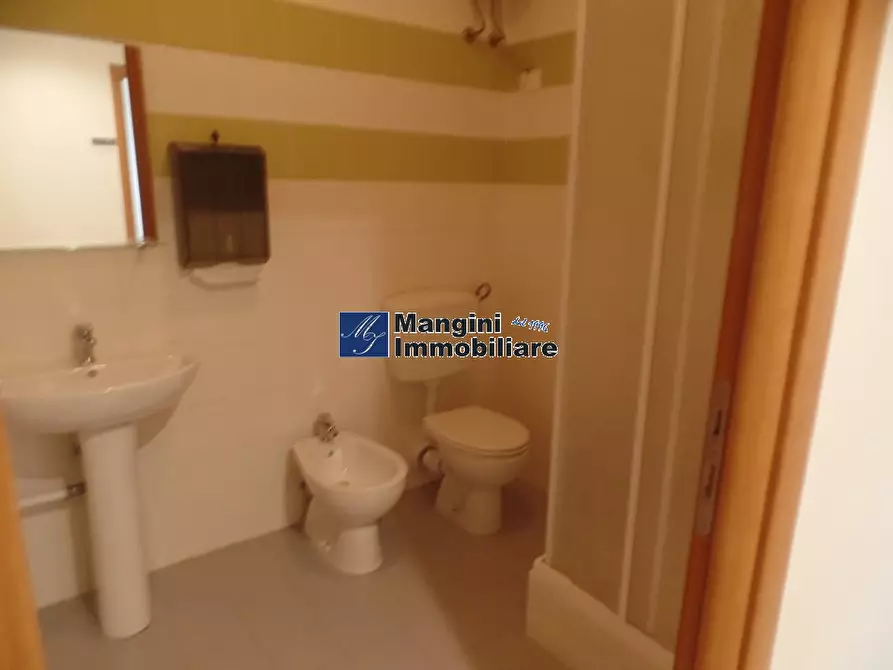 Immagine 10 di Magazzino in vendita  a Livorno