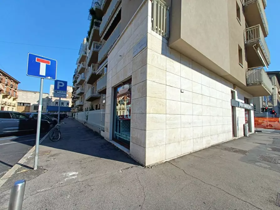 Immagine 2 di Magazzino in vendita  18 a Milano