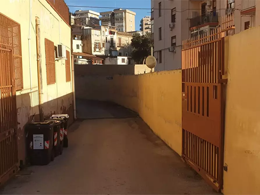 Immagine 2 di Magazzino in vendita  a Palermo
