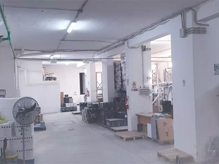 Immagine 8 di Magazzino in vendita  a Palermo