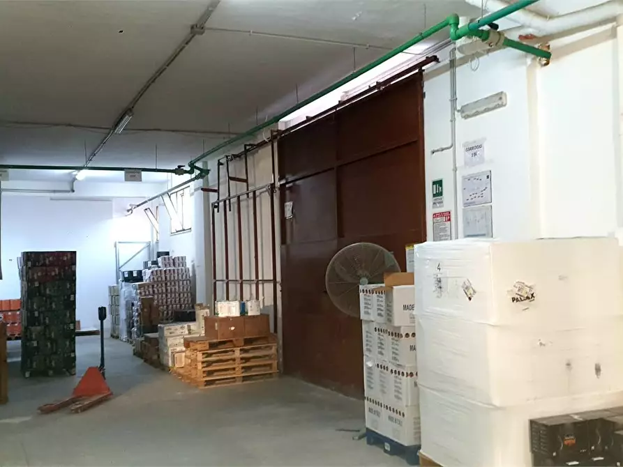 Immagine 6 di Magazzino in vendita  a Palermo