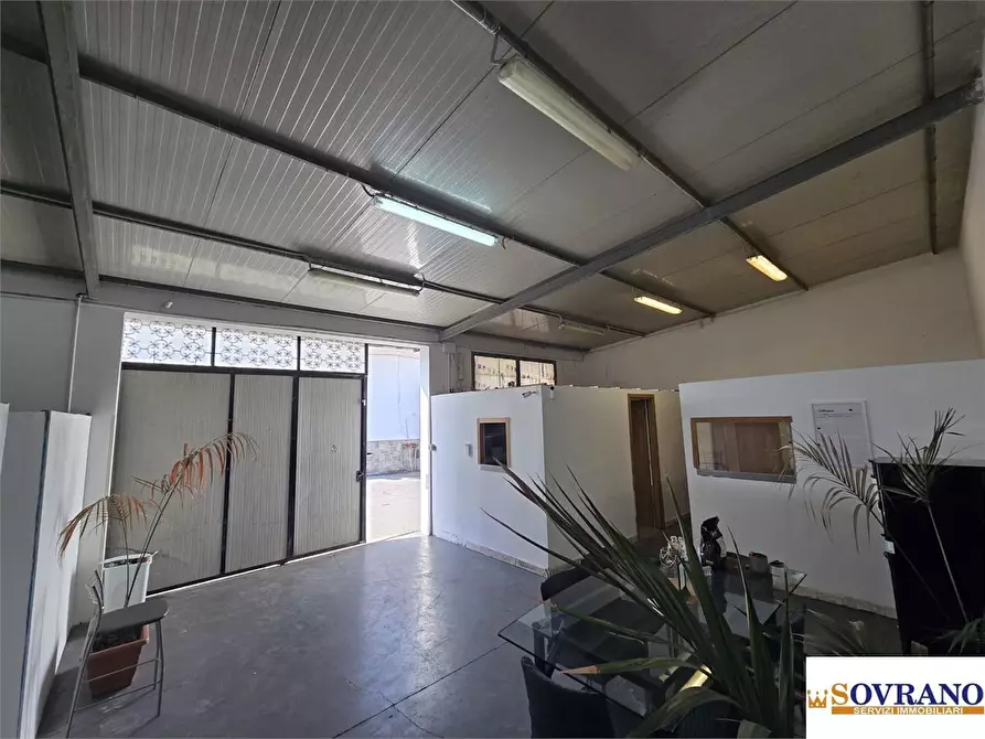 Immagine 6 di Magazzino in vendita  a Palermo