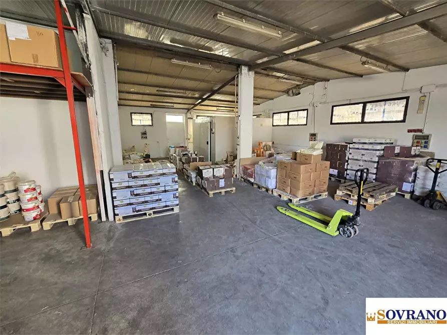 Immagine 10 di Magazzino in vendita  a Palermo