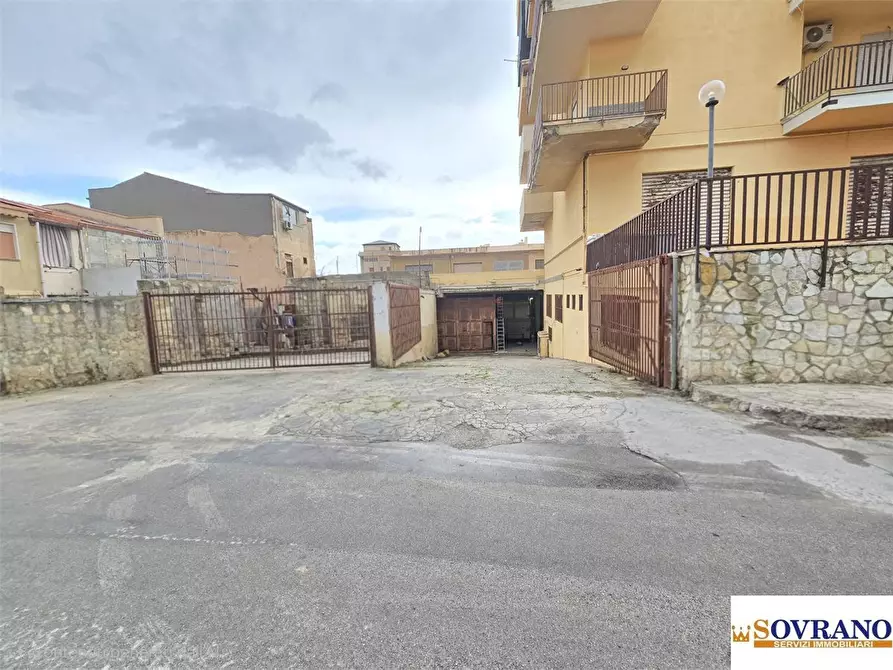Immagine 2 di Magazzino in vendita  a Palermo