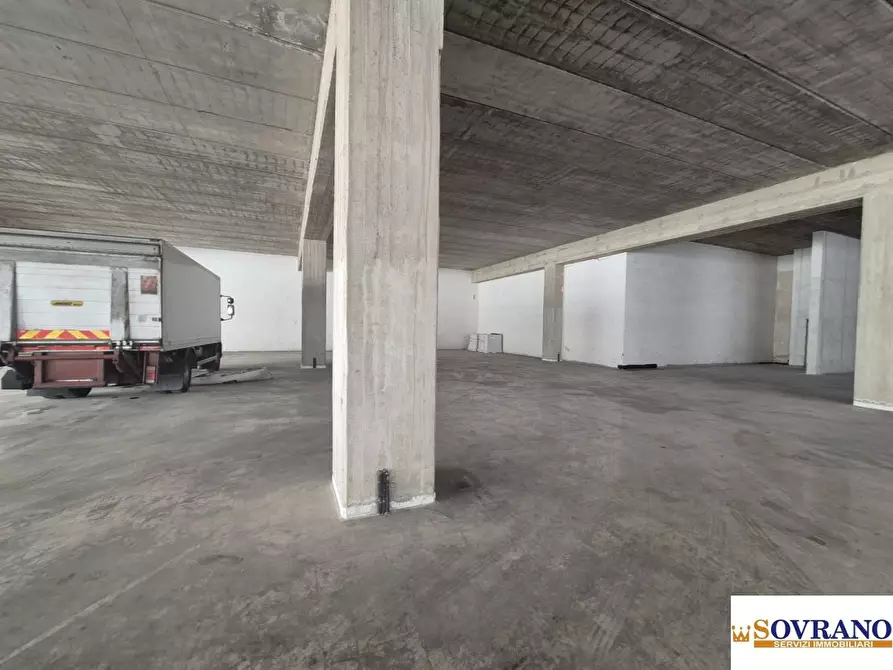 Immagine 10 di Magazzino in vendita  a Palermo