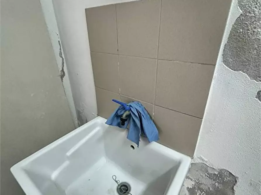 Immagine 8 di Magazzino in vendita  53/A a Ficarazzi